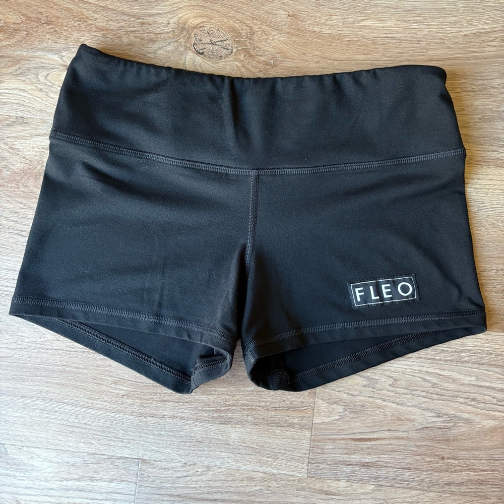 FLEO Shorts Size Medium